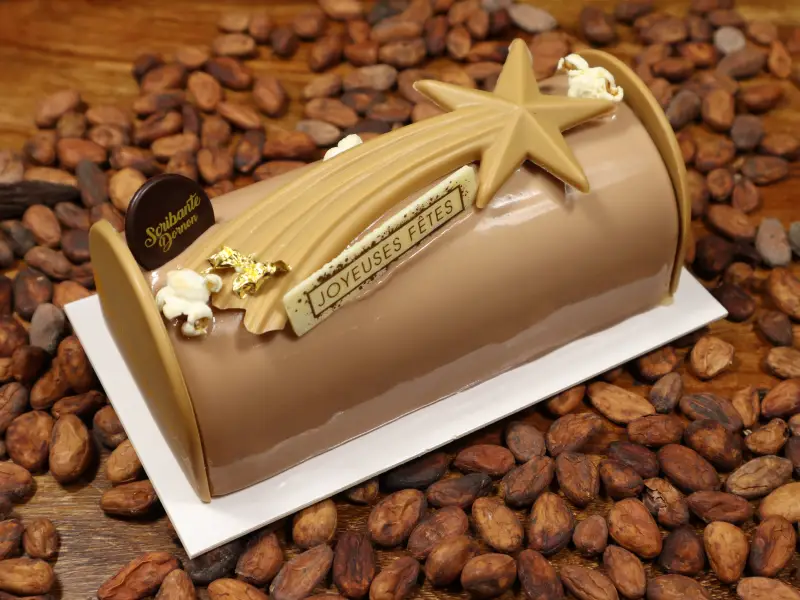 Biscuit noisette, croustillant maïs, praliné maïs, cœur caramel salé, mousse praliné maïs.