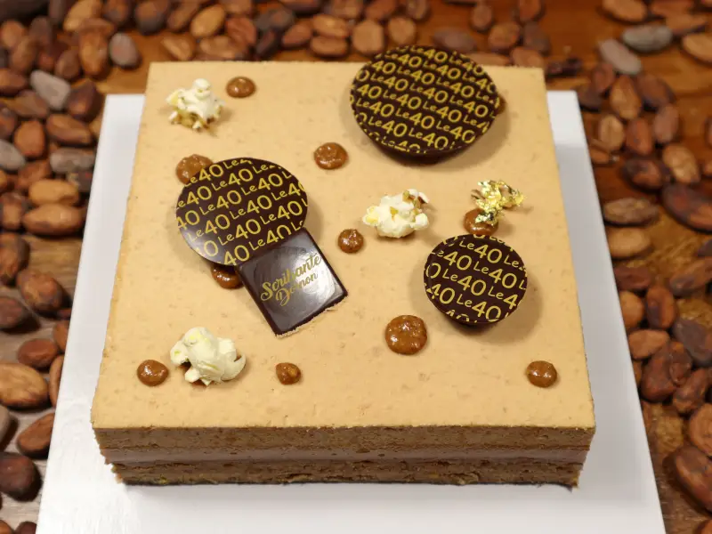 Patisserie Biscuit noisette, croustillant maïs, praliné maïs, cœur caramel salé, mousse praliné maïs.