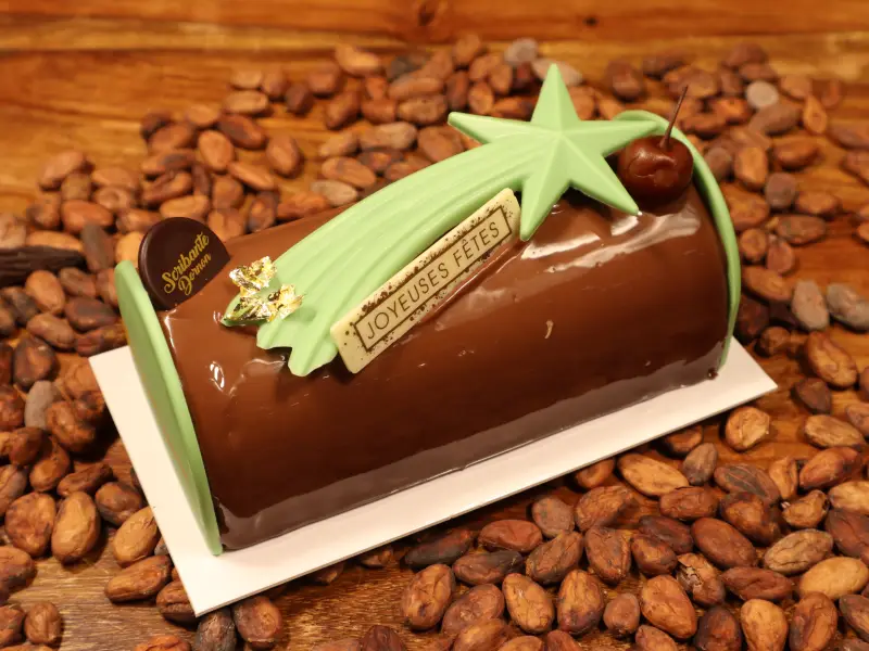 Biscuit cacao, coulis de griotte, crémeux pistache, mousse chocolat noir sélection 64% cacao. (Sans farine)