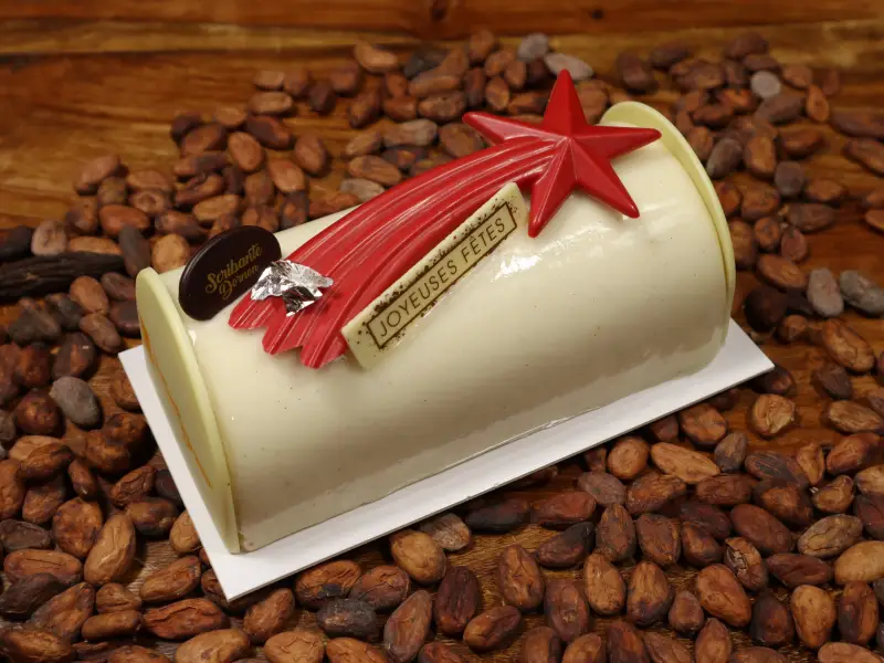 Biscuit nature, crème vanille, crémeux framboise, crème yuzu (agrume japonais), marmelade de framboise.